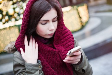  modern akıllı telefon tutan genç güzel kadın, yakın