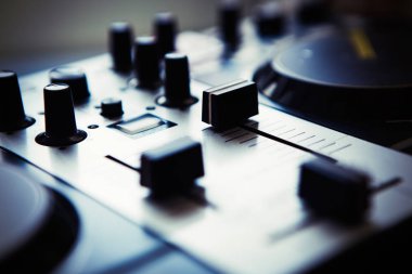 Dj. Midi denetleyicisi karıştırma ses için profesyonel ses karıştırıcı kapatın. Kolları odaklan. Yüksek sesle müzik çalma 