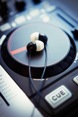 Kulak kulaklık Dj MIDI denetleyicisi tepside yalan. EarPods üzerinde odaklanın. Artık parti başlasın 