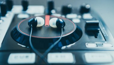 Kulak kulaklık Dj MIDI denetleyicisi tepside yalan. EarPods üzerinde odaklanın. Artık parti başlasın 