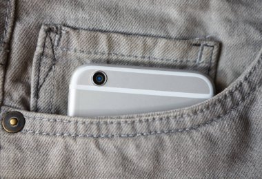  Kot cebinde büyük modern akıllı telefon. Her zaman bağlı kalmak ve harika fotoğraflar çekmek için yeni akıllı telefon satın alın. Odak cep telefonu kamera lensi. Gri pantolon cebinde modern cihaz. Yeni gri akıllı telefon.