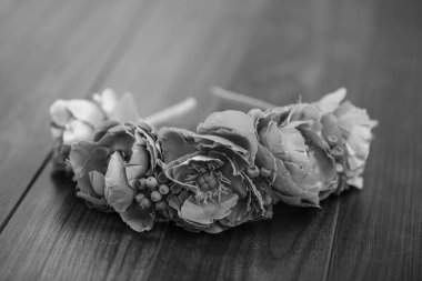 El yapımı wraith yapay pembe gül çiçek ahşap arka plan üzerinde yapılmış. Alan sığ derinliği, makro yakın fotoğrafı, hiçbir modelleri kopyalama alanı sağ tarafında