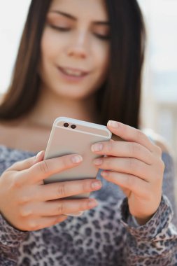  modern akıllı telefon kullanarak genç güzel kadın, yakın