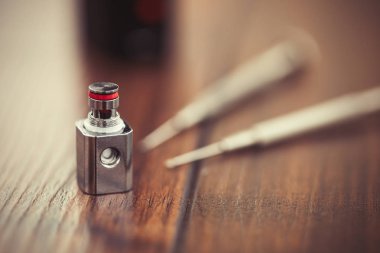 Aygıtın modern Buharlaştırıcı boxmod e-cig, kanthal clapton bobin damla ile yedek parça parçaları yükseltme. Modern aygıt modeli ve microcoil clearomizer. Sigara nikotin sigara çıkın ve sağlığını geliştirmek için iyi bir yol. Makro yakın çekim 