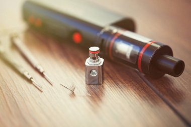 Aygıtın modern Buharlaştırıcı boxmod e-cig, kanthal clapton bobin damla ile yedek parça parçaları yükseltme. Modern aygıt modeli ve microcoil clearomizer. Sigara nikotin sigara çıkın ve sağlığını geliştirmek için iyi bir yol. Makro yakın çekim