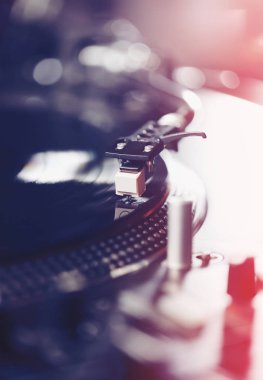 Turntable vinil müzik çalar, analog ses teknolojisi DJ için analog ve dijital müzik çalar. Kapat, profesyonel stüdyo, konser, etkinlik için makro ekipman.  