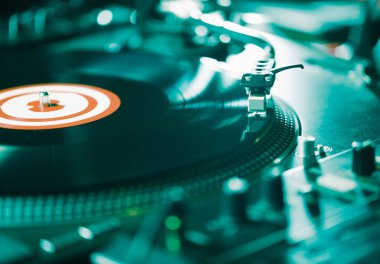 Turntable vinil müzik çalar, analog ses teknolojisi DJ için analog ve dijital müzik çalar. Kapat, profesyonel stüdyo, konser, etkinlik için makro ekipman. 