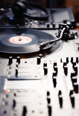 Turntable vinil müzik çalar, analog ses teknolojisi DJ için analog ve dijital müzik çalar. Kapat, profesyonel stüdyo, konser, etkinlik için makro ekipman.  