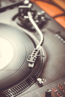 Turntable vinil müzik çalar, analog ses teknolojisi DJ için analog ve dijital müzik çalar. Kapat, profesyonel stüdyo, konser, etkinlik için makro ekipman.  