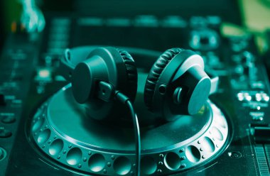 Cd müzik disk oynatıcı stüdyo, etkinlik, konser için Dj. üst sınıf ses ekipmanları için kulaklıklar. Yaygın olarak kullanılan profesyonel DJ '. Makro, yakın 