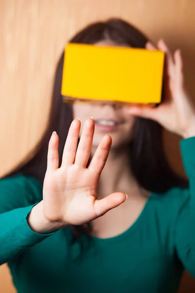 Atractiva Chica Joven Jugando Videojuego Con Cartulina Virtual Realidad Aumentada —  Fotos de Stock