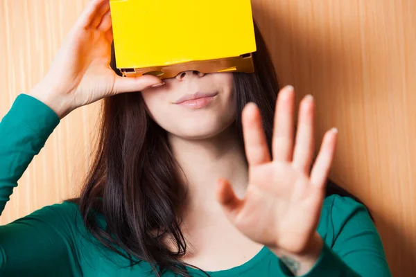 Atractiva Chica Joven Jugando Videojuego Con Cartulina Virtual Realidad Aumentada —  Fotos de Stock