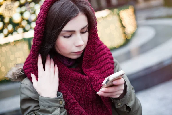 Ung Vacker Kvinna Som Håller Modern Smartphone Närbild — Stockfoto