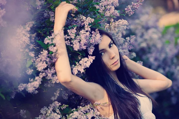 Jovem Bela Mulher Posando Livre — Fotografia de Stock