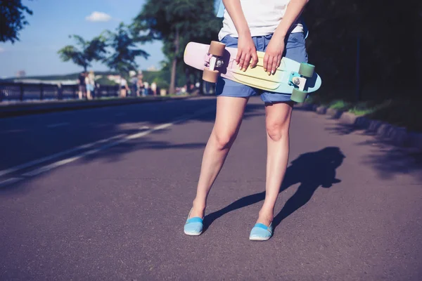 Ragazza Che Tiene Penny Board Primo Piano — Foto Stock