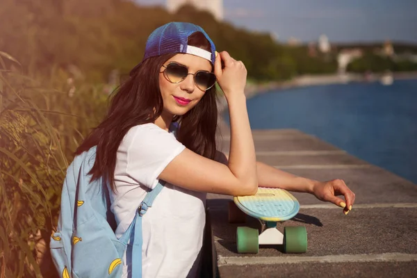 Schattige Jonge Brunette Chick Met Korte Cruiser Longboard Poseren Trendy — Stockfoto