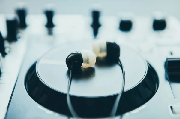 Στο Αυτί Ακουστικά Ξαπλωμένος Στο Midi Ελεγκτή Πιατέλα Επικεντρωθεί Βαρών — Φωτογραφία Αρχείου