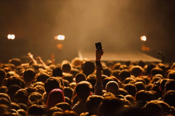 Fani Muzyki Telefonami Komórkowymi Fotografia Festiwalach Muzycznych Młody Człowiek Robi — Zdjęcie stockowe