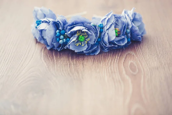 Ручной Цветочный Призрак Голубых Цветов Лежащих Коричневом Деревянном Фоне Мелкая — стоковое фото