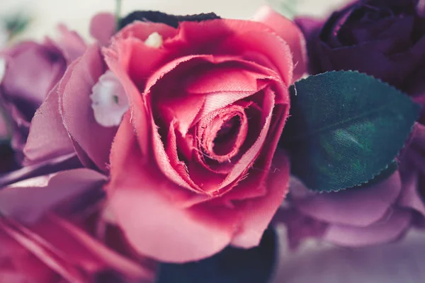 手作りレイスやティアラ 明るい白い木製の背景に横たわっているピンクと赤のバラの花を作られました 浅い被写し界深度 下にコピー スペースを閉じるマクロ — ストック写真