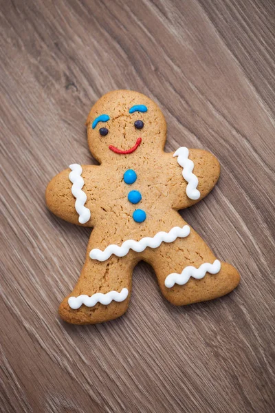 Galleta Jengibre Forma Persona Acostada Una Mesa Madera Carácter Comestible —  Fotos de Stock