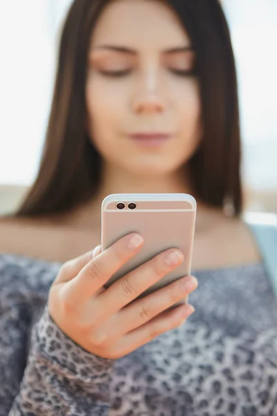 Modern Akıllı Telefon Kullanarak Genç Güzel Kadın Yakın — Stok fotoğraf