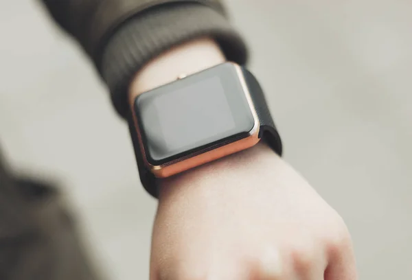 Persona Irreconocible Que Lleva Reloj Inteligente Bolsillo Este Nuevo Gadget — Foto de Stock