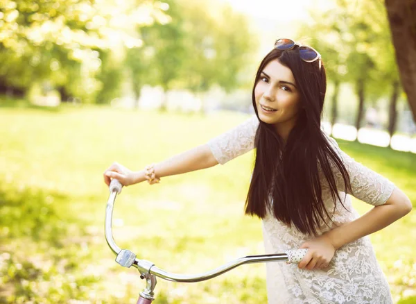 Brunette Meisje Met Een Fiets Groen Park — Stockfoto