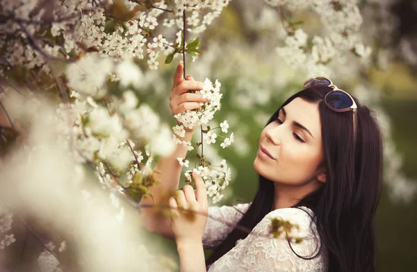 Jovem Atraente Posando Com Flores Lílicas Parque Verde Dia Primavera — Fotografia de Stock