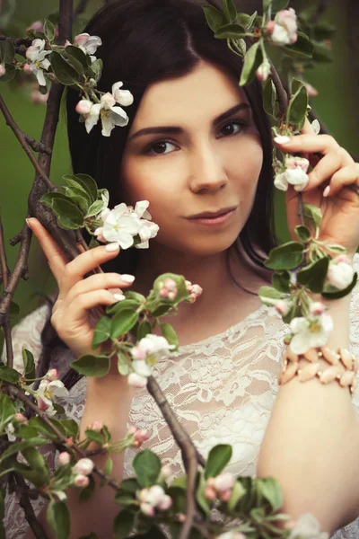 Jovem Atraente Posando Com Flores Lílicas Parque Verde Dia Primavera — Fotografia de Stock