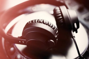 Cd müzik disk oynatıcı stüdyo, etkinlik, konser için Dj. üst sınıf ses ekipmanları için kulaklıklar. Yaygın olarak kullanılan profesyonel DJ '. Makro, yakın 
