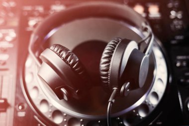 Cd müzik disk oynatıcı stüdyo, etkinlik, konser için Dj. üst sınıf ses ekipmanları için kulaklıklar. Yaygın olarak kullanılan profesyonel DJ '. Makro, yakın 