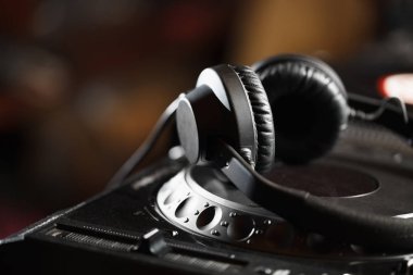Cd müzik disk oynatıcı stüdyo, etkinlik, konser için Dj. üst sınıf ses ekipmanları için kulaklıklar. Yaygın olarak kullanılan profesyonel DJ '. Makro, yakın