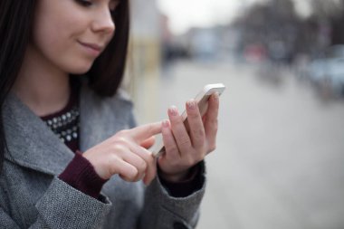 Erkek moda akıllı telefon açık havada bir gülümseme ile kullanma. Dokunmatik ekran teknolojisi, her zaman bağlı 