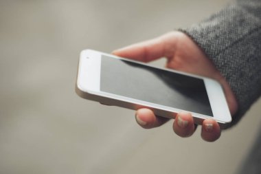 Modern bir akıllı telefon ile ön kamera tutarak el. Yeni teknoloji ve vintage film renk 