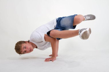 beyaz zemin üzerine gencin bboy eğitim 