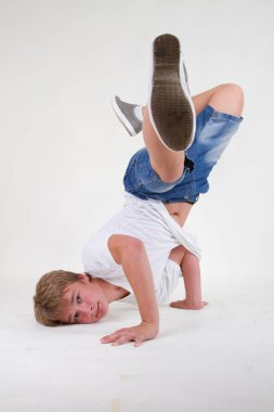 beyaz zemin üzerine gencin bboy eğitim 