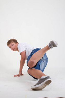 beyaz zemin üzerine gencin bboy eğitim 