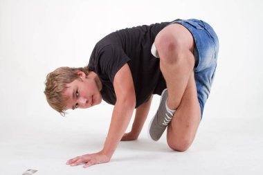 beyaz zemin üzerine gencin bboy eğitim 