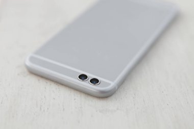 Beyaz arka plan üzerinde popüler cep telefonu modeli. Fotoğraf çekmek ve internet'e bağlanmak için Smartphone gençlik için. Kopya alanı, yer metin  