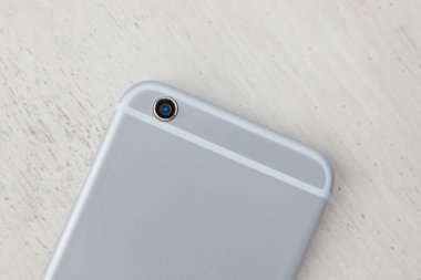 Beyaz arka plan üzerinde popüler cep telefonu modeli. Fotoğraf çekmek ve internet'e bağlanmak için Smartphone gençlik için. Kopya alanı, yer metin  