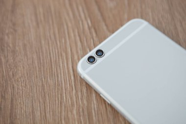 Beyaz arka plan üzerinde popüler cep telefonu modeli. Fotoğraf çekmek ve internet'e bağlanmak için Smartphone gençlik için. Kopya alanı, yer metin  