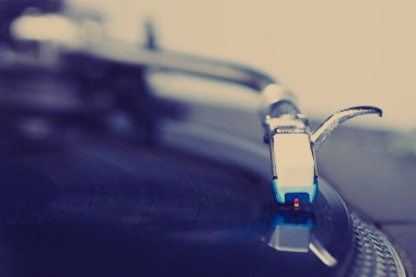 Kayıt müzik ile oynarken dj pikap. DJ, gece kulübü veya ev partisi için analog ses ekipmanları. Yakın çekim, vinil disk üzerinde turntable iğne üzerinde odak 
