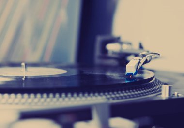 Kayıt müzik ile oynarken dj pikap. DJ, gece kulübü veya ev partisi için analog ses ekipmanları. Yakın çekim, vinil disk üzerinde turntable iğne üzerinde odak 