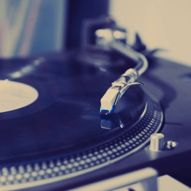 Kayıt müzik ile oynarken dj pikap. DJ, gece kulübü veya ev partisi için analog ses ekipmanları. Yakın çekim, vinil disk üzerinde turntable iğne üzerinde odak 