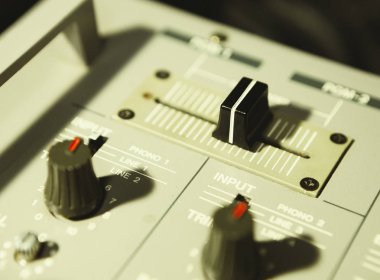 Eski analog Dj ses mikseri topuzu. Corssfader regülatörü müzik karıştırmak için izler. Profesyonel ses disk jokey ve kayıt Stüdyo Ekipmanları