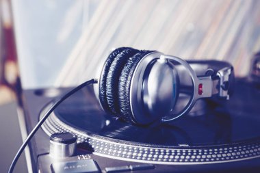 DJ kulaklık güçlü bas ve yüksek kaliteli ses ile. Hifi programında müzik dinlemek ve mix parça partisi. Profesyonel parti dj kulaklık müzik parçaları karıştırma için. Büyük siyah stereo monitör sistemi