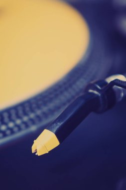 Yakın yukarı Retro DJ pikap oyuncu görüntüleri. Vintage disk jokey çevirmek masa iğne üzerinde nadir kırmızı vinil rekor disk ile müzik.