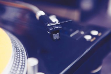  Bir disk jokey için profesyonel ses ekipmanları. Pikap vinil pikaplar ve iki kanal ses denetleyicisi karıştırma. 