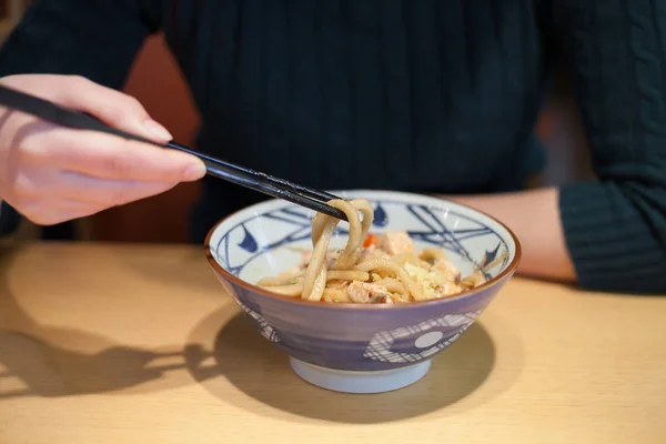 Mulher Comendo Macarrão Udon Japonês Tradicional Com Paus Orientação Horizontal — Fotografia de Stock